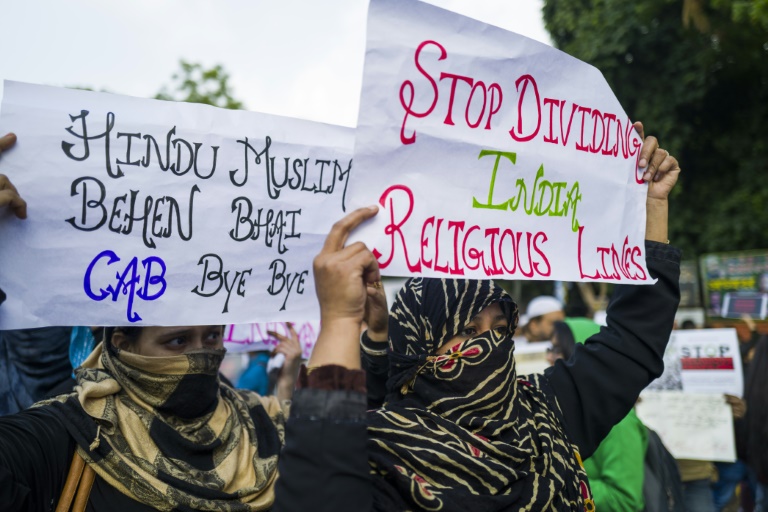 متظاهرون يحملون لافتات تحتج على قانون الجنسية الذي اعتمدته الحكومة الهندية، في نيودلهي في 14 كانون الاول/ديسمبر 2019.