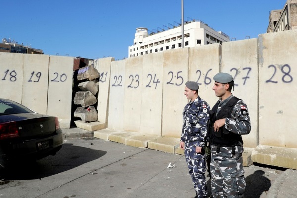 عنصرا أمن يقفان قرب جدار من عوائق اسمنتية تم وضعها صباح الاربعاء في وسط بيروت