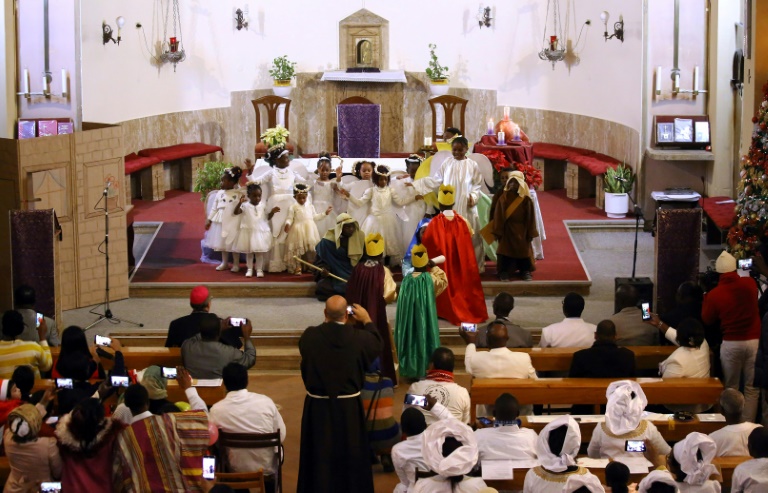مسيحيون يقصدون الكنيسة في ليبيا من أجل 