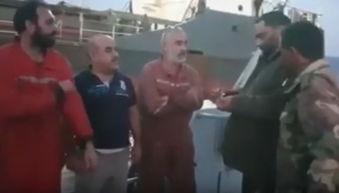 صورة اخذت من فيديو على يوتيوب اثناء تفتيش قوات حفتر السفينة