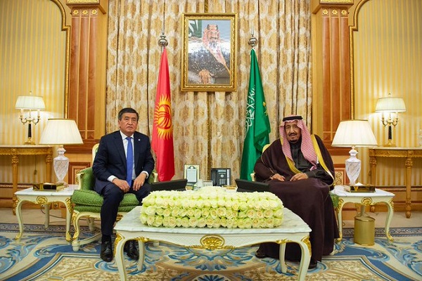 الملك سلمان بن عبد العزيز خلال استقباله الرئيس سورنباي جيتيبيكوف