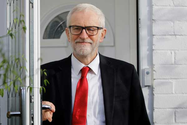 زعيم حزب العمال المعارض الرئيس في بريطانيا جيريمي كوربن يغادر منزله في لندن في 13 ديسمبر 2019