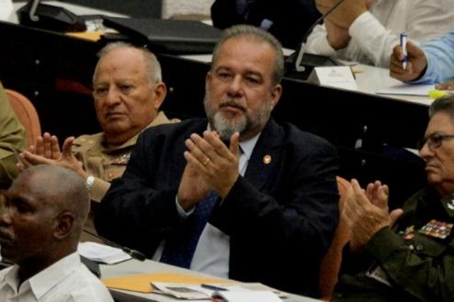 رئيس الوزراء الكوبي مانويل ماريرو كروز (وسط) يشارك في جلسة الجمعية العامة في هافانا، 21 كانون الأول/ديسمبر 2019
