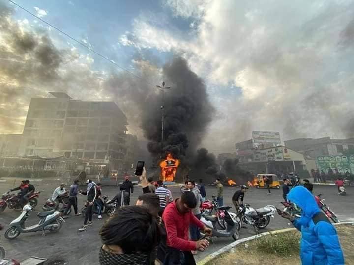 محتجون شباب يغلقون جسرًا في كربلاء