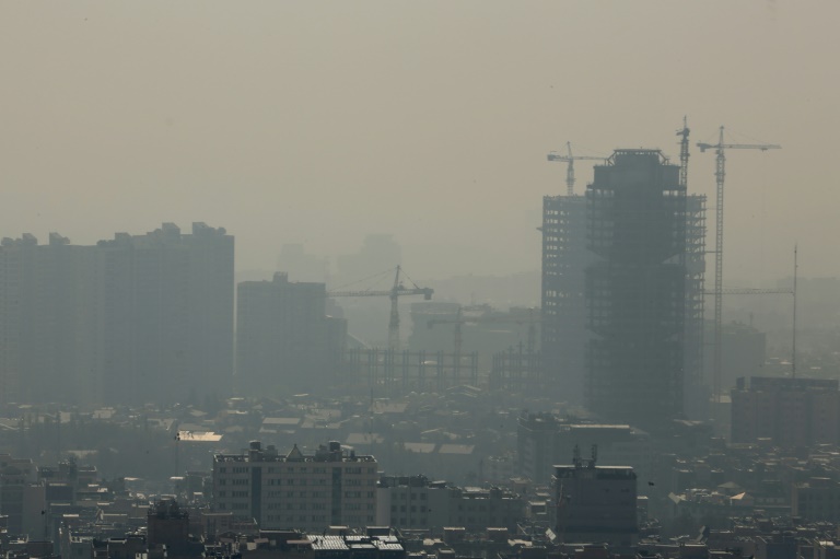 لقطة عامة تظهر طبقة من الضباب الدخاني تغطي العاصمة الإيرانية بتاريخ 13 نوفمبر 2019