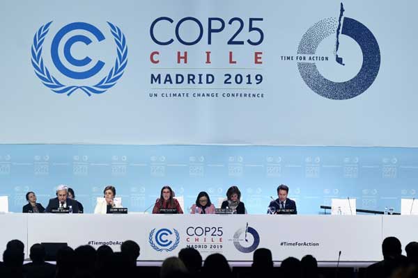 وزيرة البيئة التشيلية كارولينا شميت (وسط) رئيسة مؤتمر الأمم المتحدة للمناخ في مدريد في 15 ديسمبر 2019