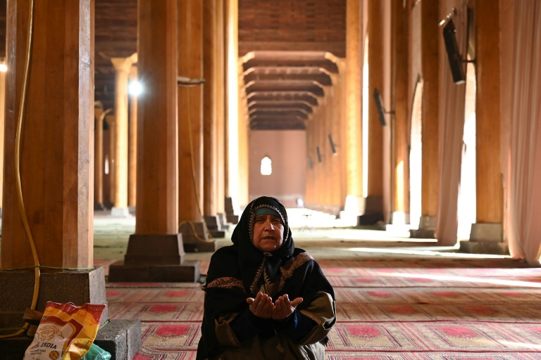 المسجد الكبير في كشمير يعيد فتح أبوابه