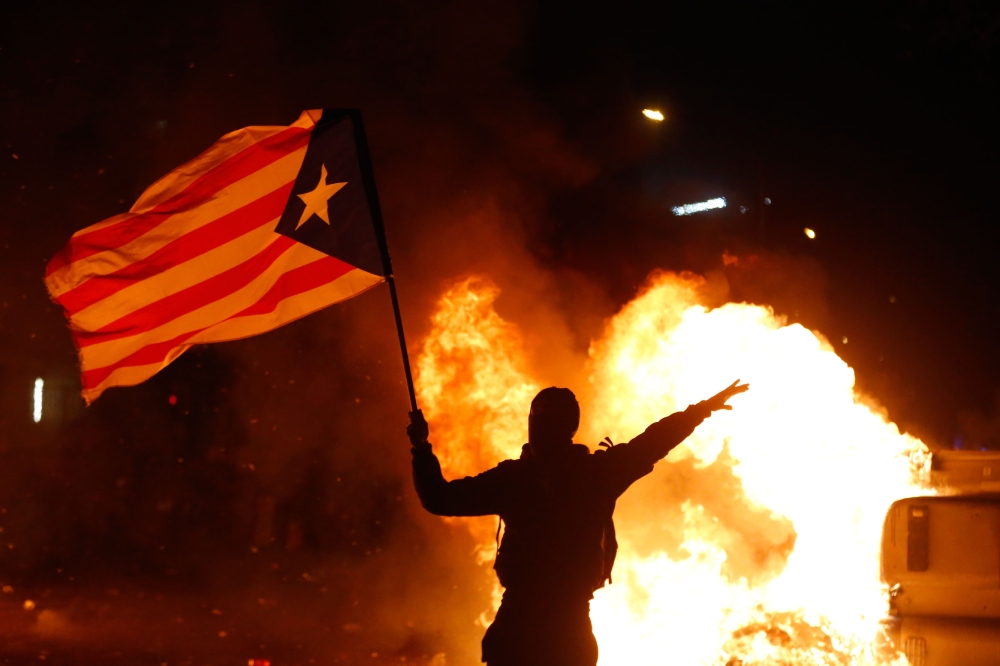  50 جريحًا بصدامات في برشلونة بين الشرطة ومتظاهرين 