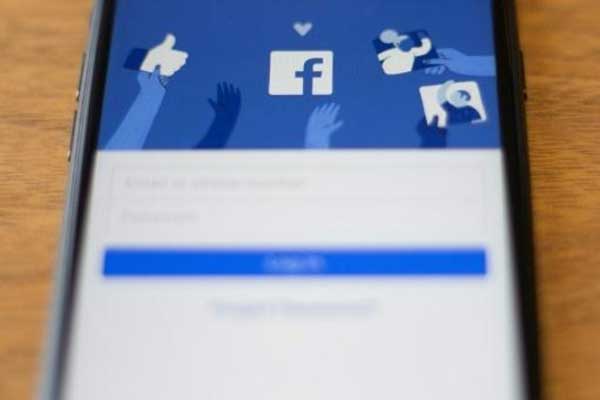 فايسبوك يحذف شبكة حسابات وهمية تنشر مواد مؤيدة لترمب