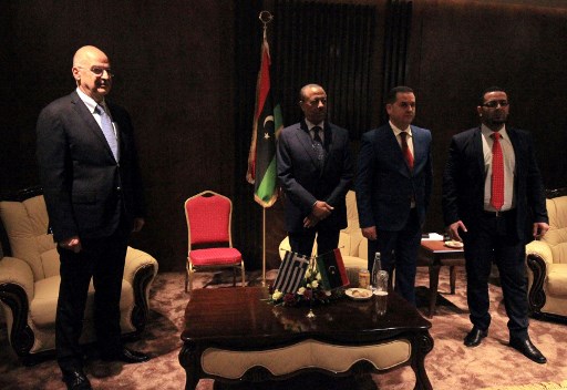 وزير خارجية اليونان يلتقي حفتر ونظيره المصري