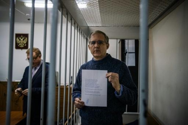 المتهم الأميركي بول ويلان يحمل رسالة داخل قفص الاتهام قبل جلسة استماع في محكمة بموسكو بتاريخ 24 أكتوبر 2019