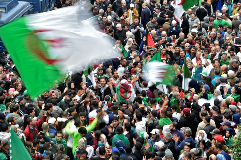 محتجون في العاصمة الجزائرية في 20 كانون الاول/ديسمبر 2019