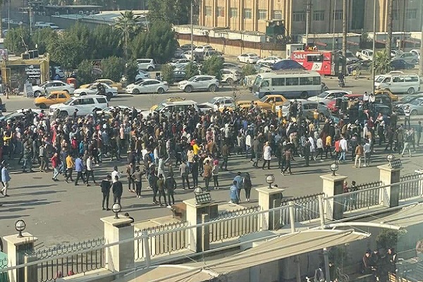 طلبة مضربون يتوجهون الى ساحة التحرير وسط بغداد