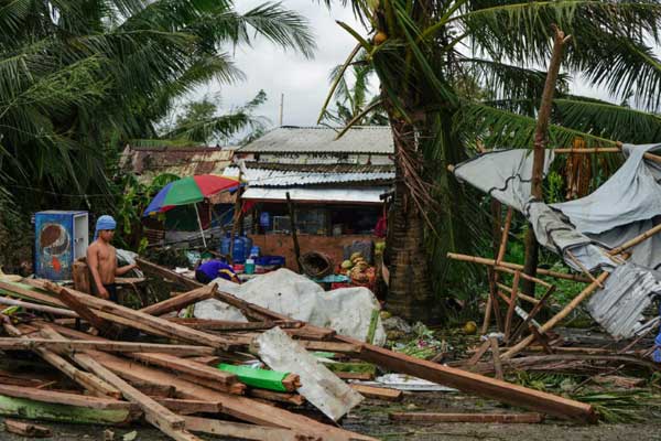 أضرار ناتجة من إعصار فانفون في وسط الفلبين