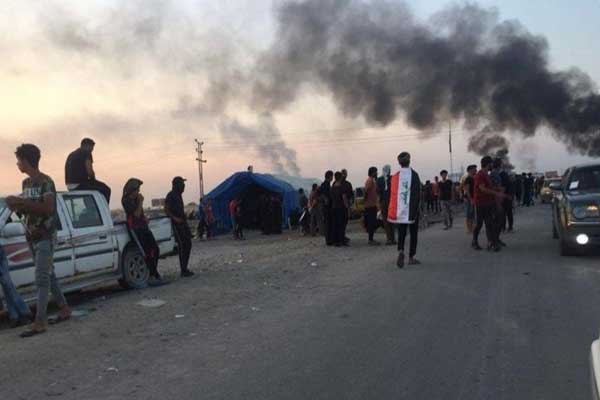 محتجون يغلقون شوارع في بغداد اليوم