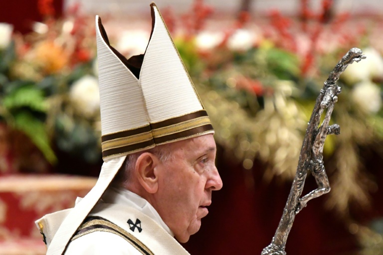 البابا فرنسيس خلال قداس الميلاد في كاتدرائية القديس بطرس في الفاتيكان