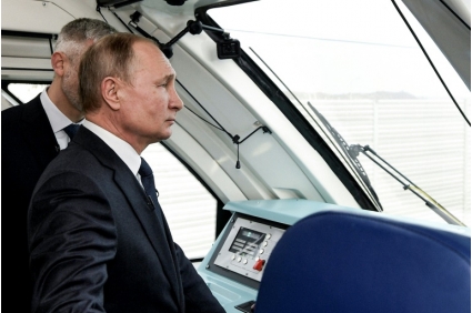 بوتين يفتتح خط السكة الحديد مع القرم