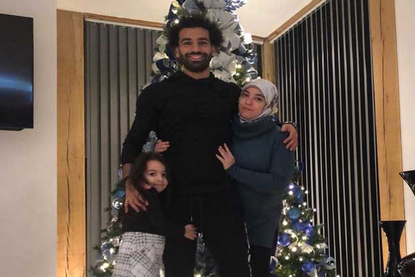 صورة محمد صلاح وعائلته أمام شجرة عيد الميلاد تثير جدلًا