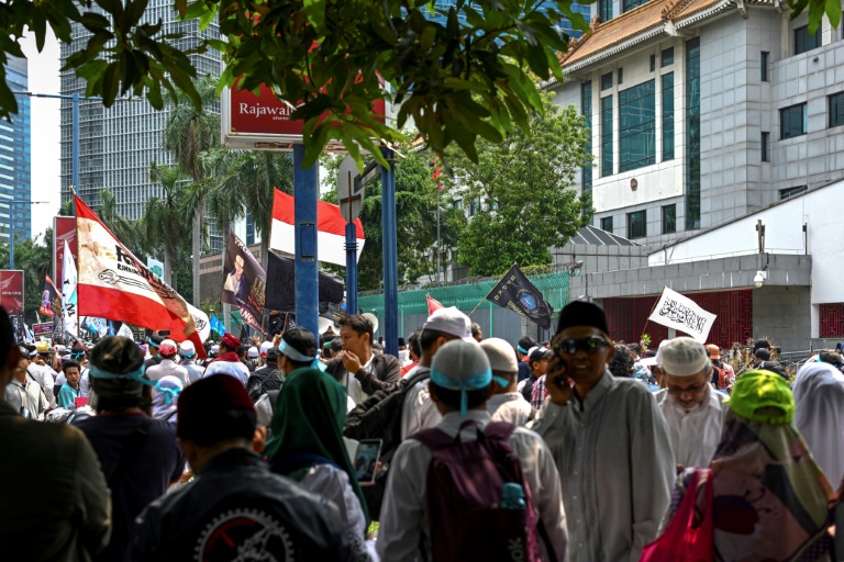 متظاهرون امام السفارة الصينية في جاكرتا دعما للمسلمين الاويغور في 27 كانون الاول/ديسمبر 2019