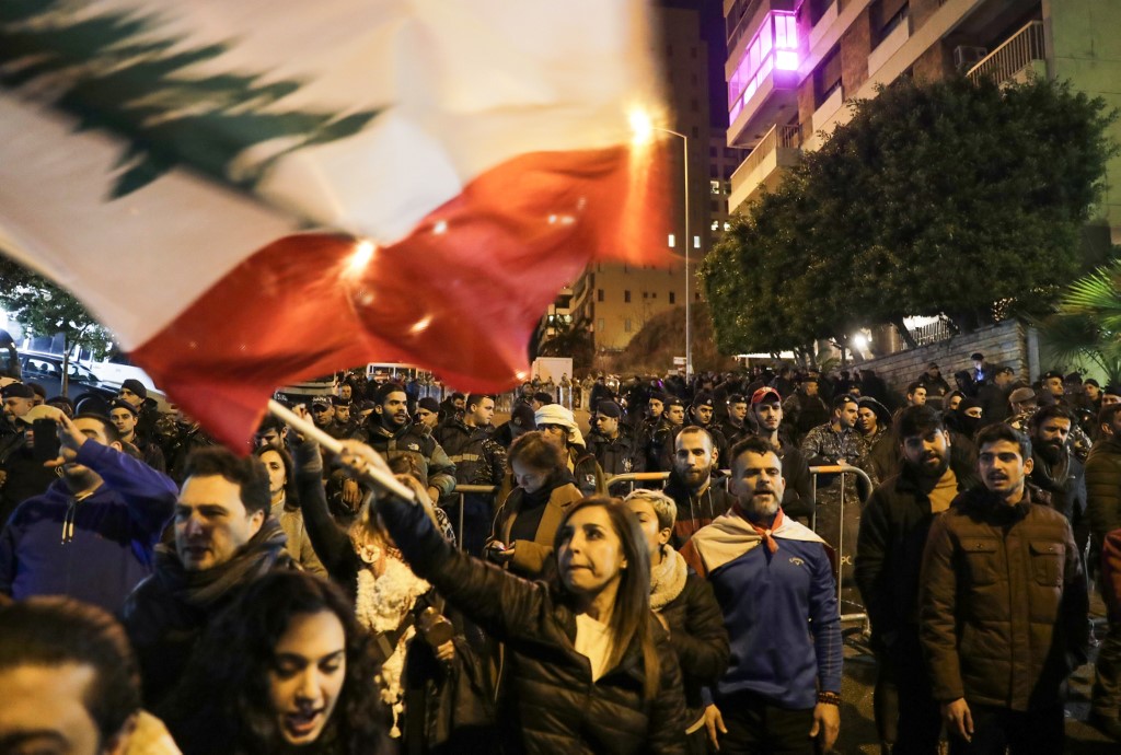 محتجون أمام منزل رئيس الحكومة اللبناني المكلف