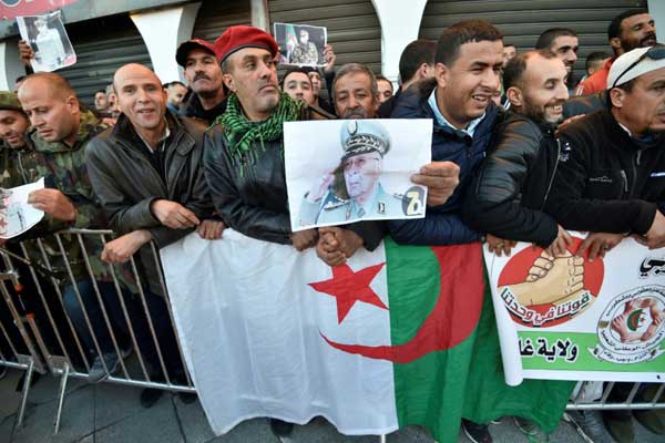 بدء مراسم تشييع الفريق قايد صالح في الجزائر