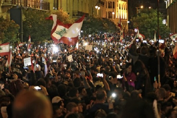 لبنانيون يتظاهرون في وسط بيروت