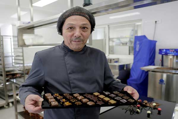صاحب مصنع حلوى لبناني روجيه زخور في مصنعه في 16 ديسمبر 2019