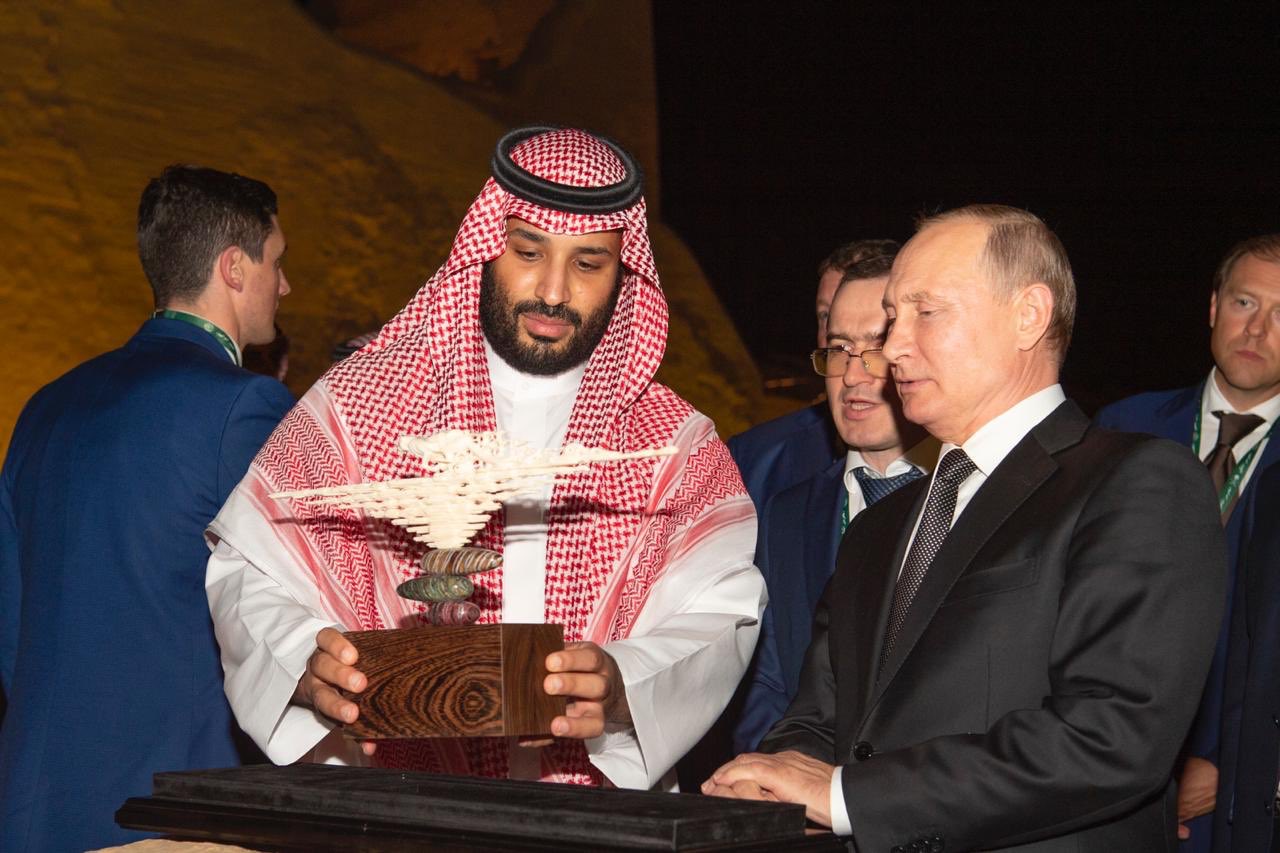 ولي العهد السعودي مصطحبا الرئيس الروسي في جولة بحي الطريف خلال الزيارة التاريخية التي أدها إلى المملكة في 2019