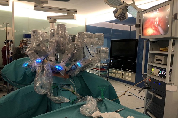 الروبوت الذي قام بإجراء العملية الجراحية