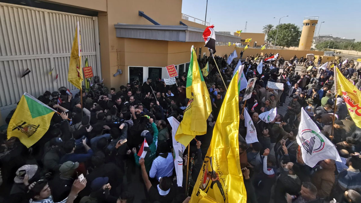 عناصر الحشد الشعبي العراقي يحاصرون السفارة الاميركية في بغداد