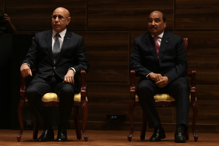 الرئيس الموريتاني محمد ولد الشيخ الغزواني (يسار) مع سلفه محمد ولد عبد العزيز