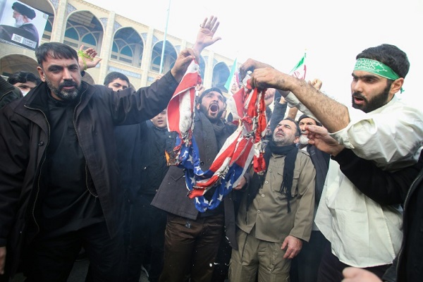 ايرانيون يحرقون العلم الاميركي خلال تظاهرة في طهران في 3 يناير 2020