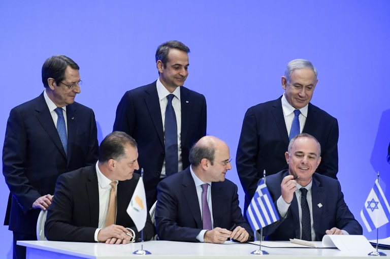 رئيس وزراء اليونان والرئيس القبرصي ورئيس وزراء اسرائيل لدى اشرافهم على توقيع وزاء طاقة الدول الثلاث على اتفاق خط انابيب الغاز 