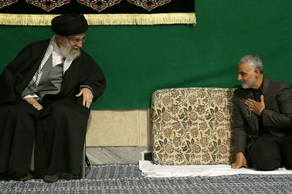 مرشد الجمهورية الإيرانية علي خامنئي (يسار) بينما يظهر إلى جانبه الجنرال قاسم سليماني في طهران