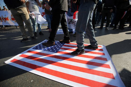 إيرانيون يدوسون في طهران على العلم الأميركي تنديدا باغتيال سليماني