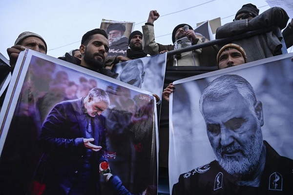 متظاهرون يحملون صور الجنرال قاسم سليماني الذي قُتل في غارة جوية أميركية بالعراق