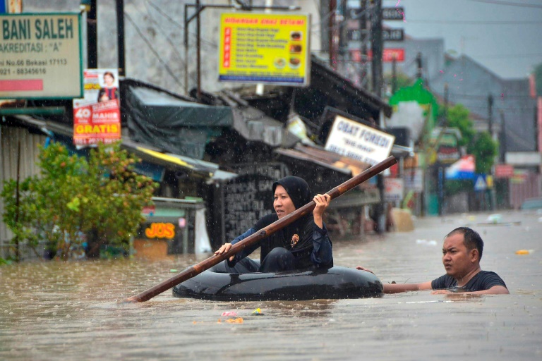 مصرع 23 شخصًا وفقدان العديد في فيضانات أندونيسيا