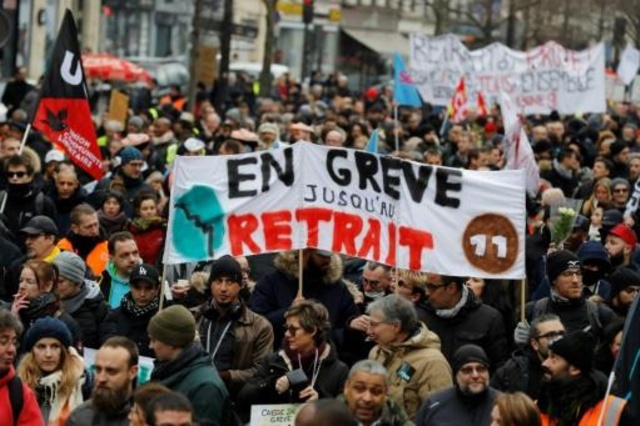 متظاهرون في باريس رفضا لاصلاح انظمة التقاعد في الرابع من كانون الثاني/يناير 2020