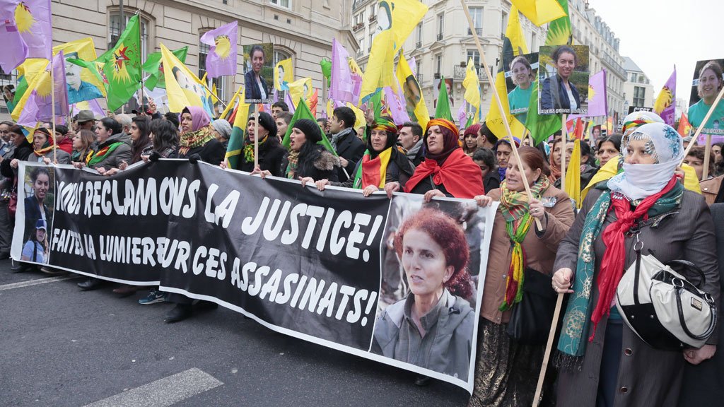 آلاف يتظاهرون في باريس طلبًا للعدالة في اغتيال ثلاث ناشطات كرديات