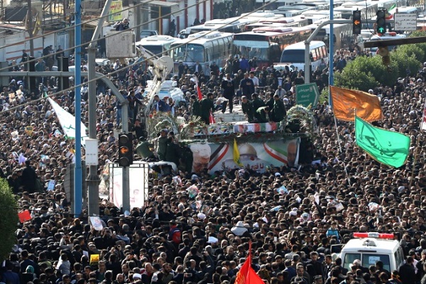 حشود في إيران لوداع سليماني
