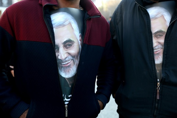 مشيعون للجنرال قاسم سليماني في كرمان يرتدون قمصاناً تحمل صورته في 7 يناير 2020