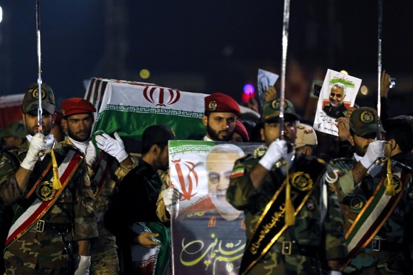 عسكريون إيرانيون يحملون نعش سليماني بعد وصوله إلى مطار الأهواز الدولي في 05 يناير 2020