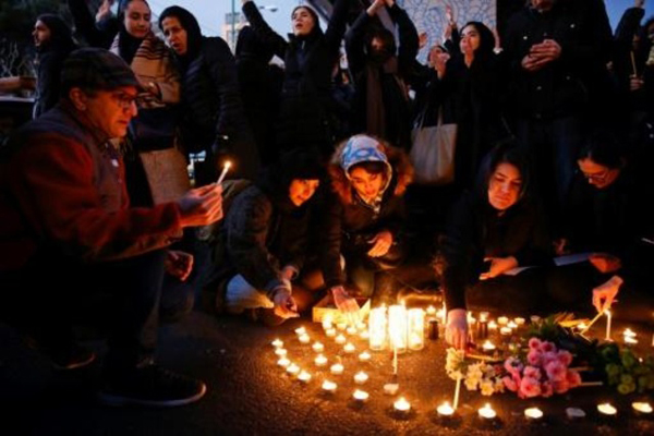 طلاب إيرانيون يضيئون الشموع داخل إحدى الجامعات في وسط طهران تكريمًا لضحايا الطائرة الأوكرانية