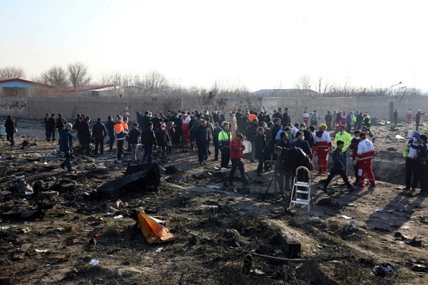 فرق الانقاذ تعمل في موقع تحطم الطائرة الاوكرانية في طهران في 8 يناير 2020.