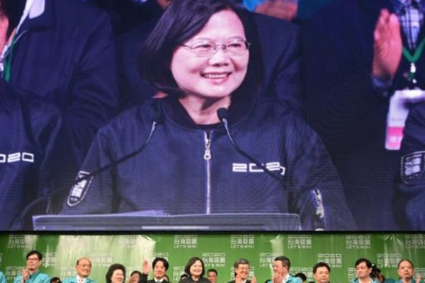 الرئيسة التايوانية تساي إينغ-وين خلال تجمع لأنصارها أمام مقر حملتها في تايبيه، السبت 11 يناير 2020