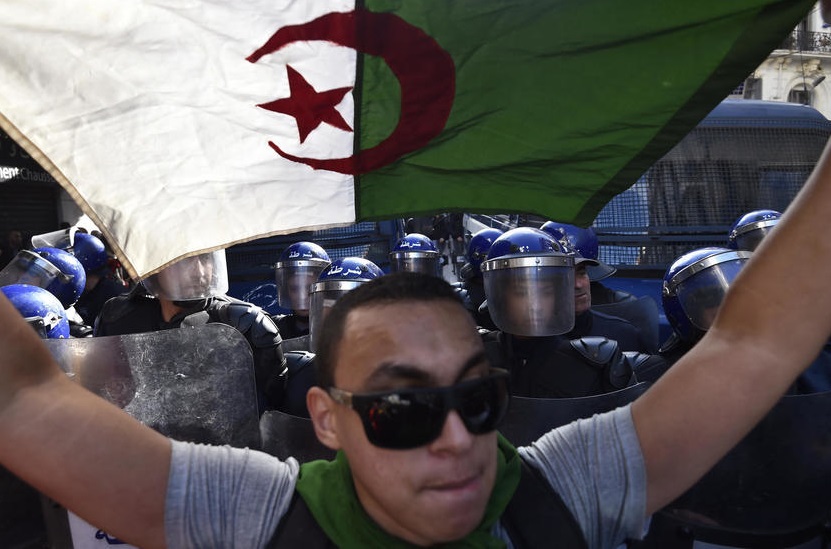طلاب جزائريون يتظاهرون ضد الرئيس 
