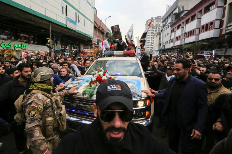 مشيعون يحيطون بسيارة تحمل نعش القائد العسكري الإيراني قاسم سليماني في بغداد في 4 ديسمبر 2020