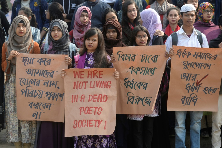 طالبت جامعة دكا في دكا في 6 كانون الثاني/يناير 2020 يحملن لافتات اثناء مشاركتهن في مسيرة مطالبة باعدام المغتصبين.
