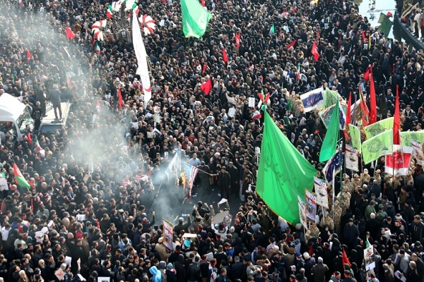 إيرانيون يحرقون علمين إسرائيلي وأميركي في طهران في 6 يناير 2020 خلال تشييع قائد فيلق القدس في الحرس الثوري الإيراني الجنرال قاسم سليماني