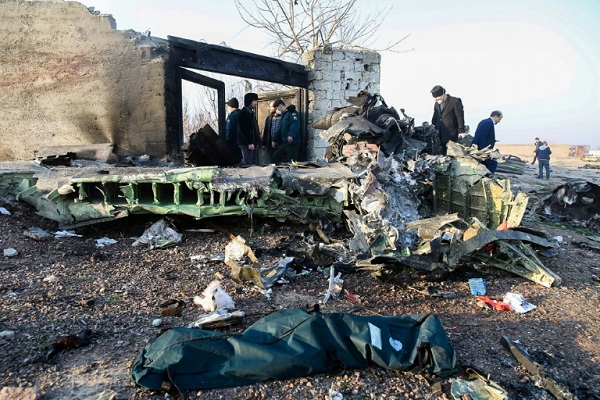 أشخاص بجانب حطام الطائرة الأوكرانية التي تحطمت بطهران بتاريخ 8 يناير 2020